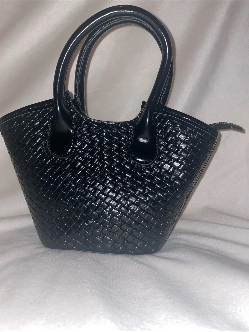 N/A black woven